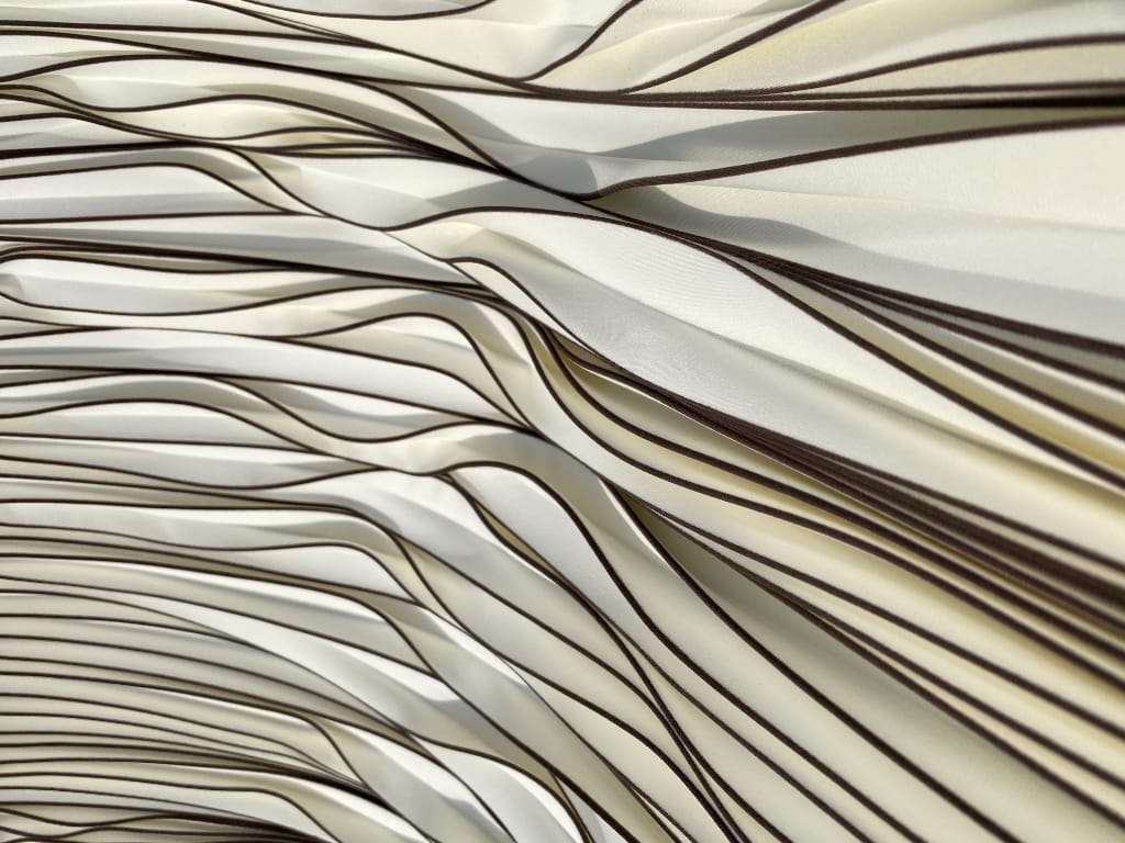 Plissé speciale bianco con pieghe scultoree ondulate