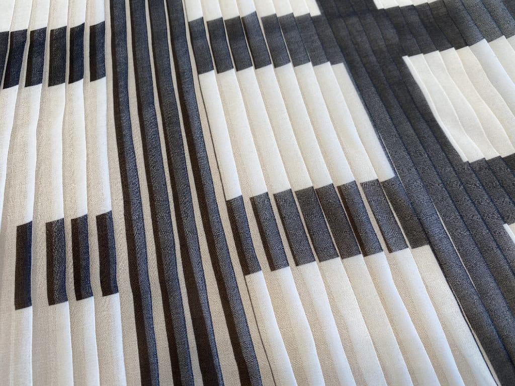 Stampa sublimatica bicolore bianco e antracite su plissé piatto