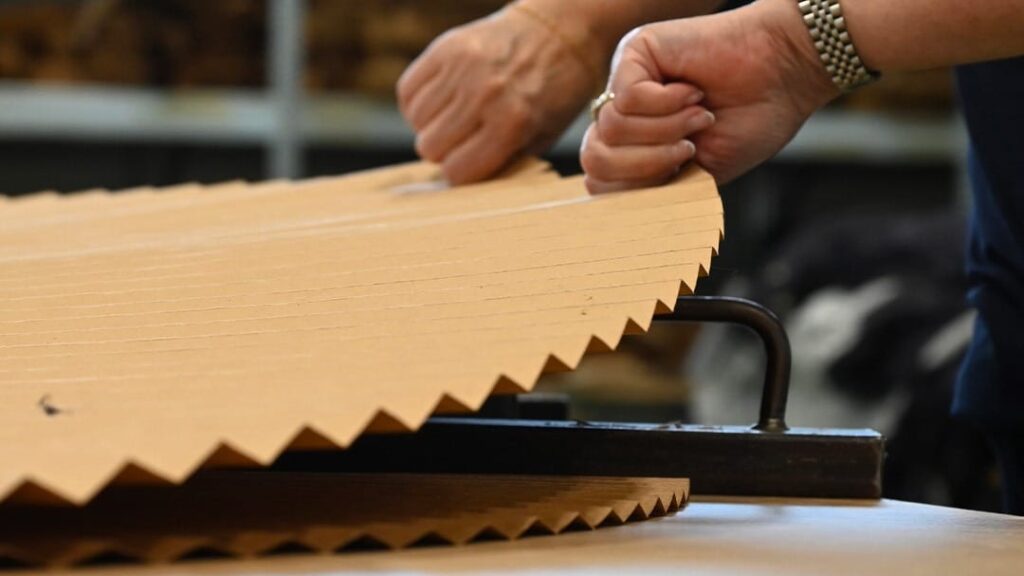 lavorazioni artigianali di plissettatura con stampi realizzati a mano