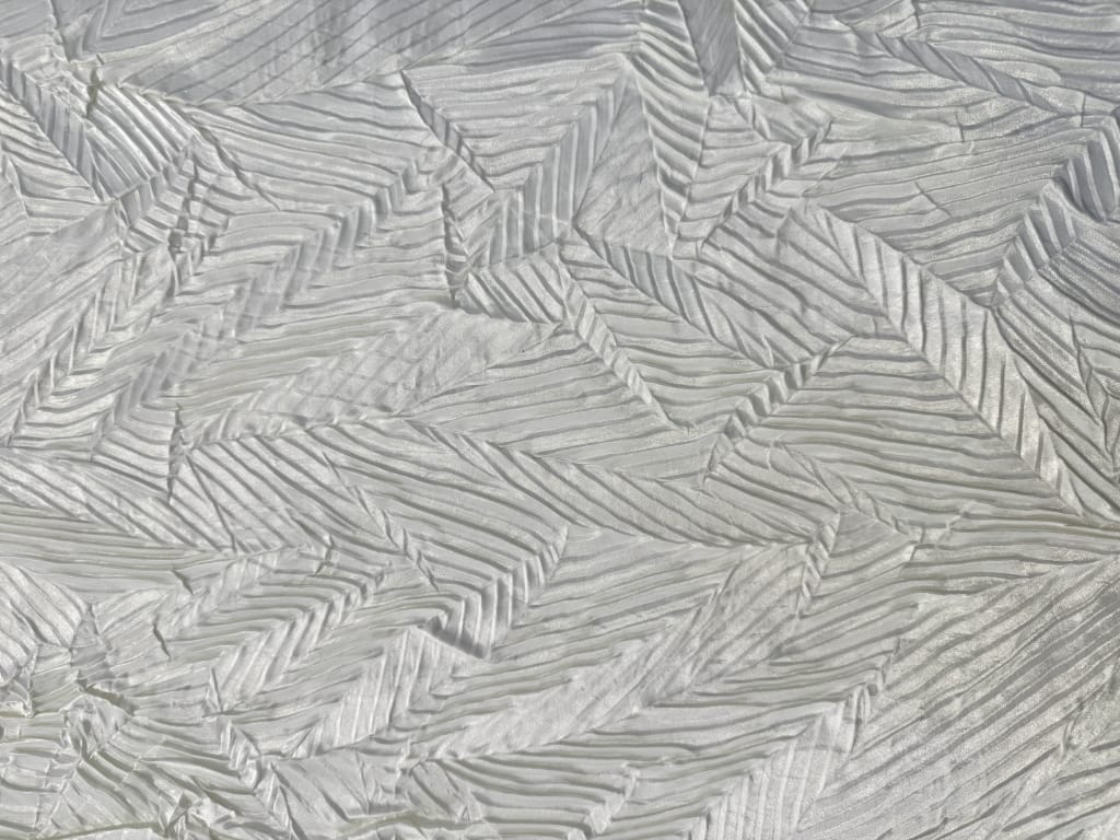 Stropicciatura tessuto grigio con pattern organico a foglia 