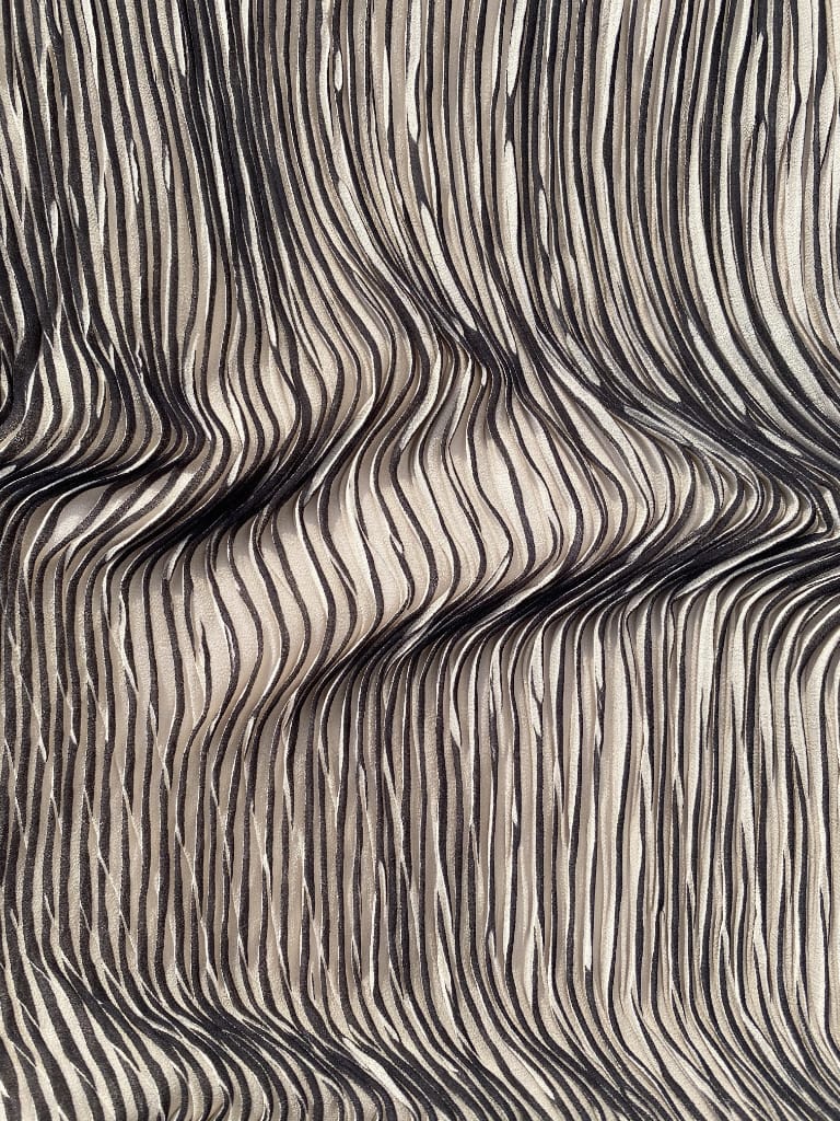 Stropicciatura tessuto a righe beige e nero, effetto ondulato tridimensionale