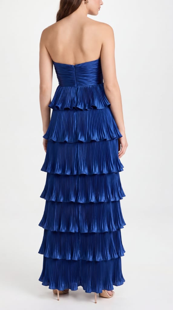 Abito lungo blu con plissé organetto a balze sovrapposte, effetto tridimensionale per abiti di moda eleganti