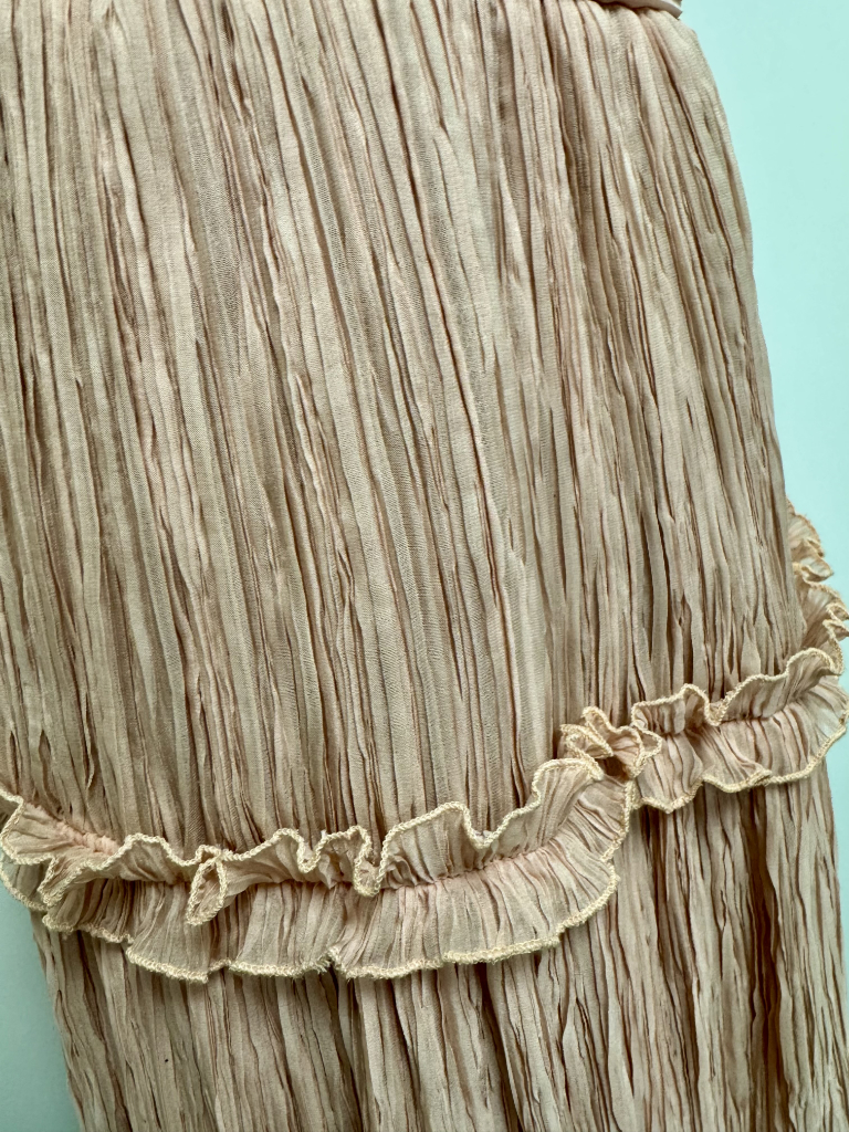 Stropicciatura tessuto beige con ruche orizzontale, effetto naturale tridimensionale su capo moda