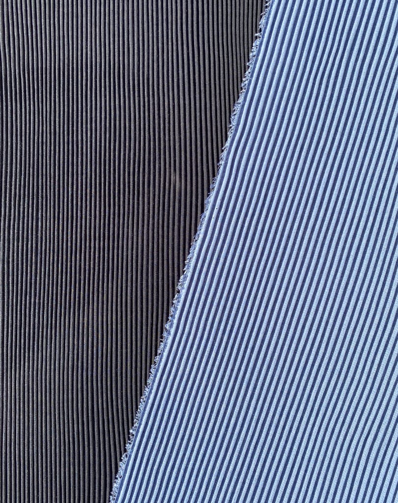 Plissé organetto su tessuto rigato bicolore blu navy e azzurro