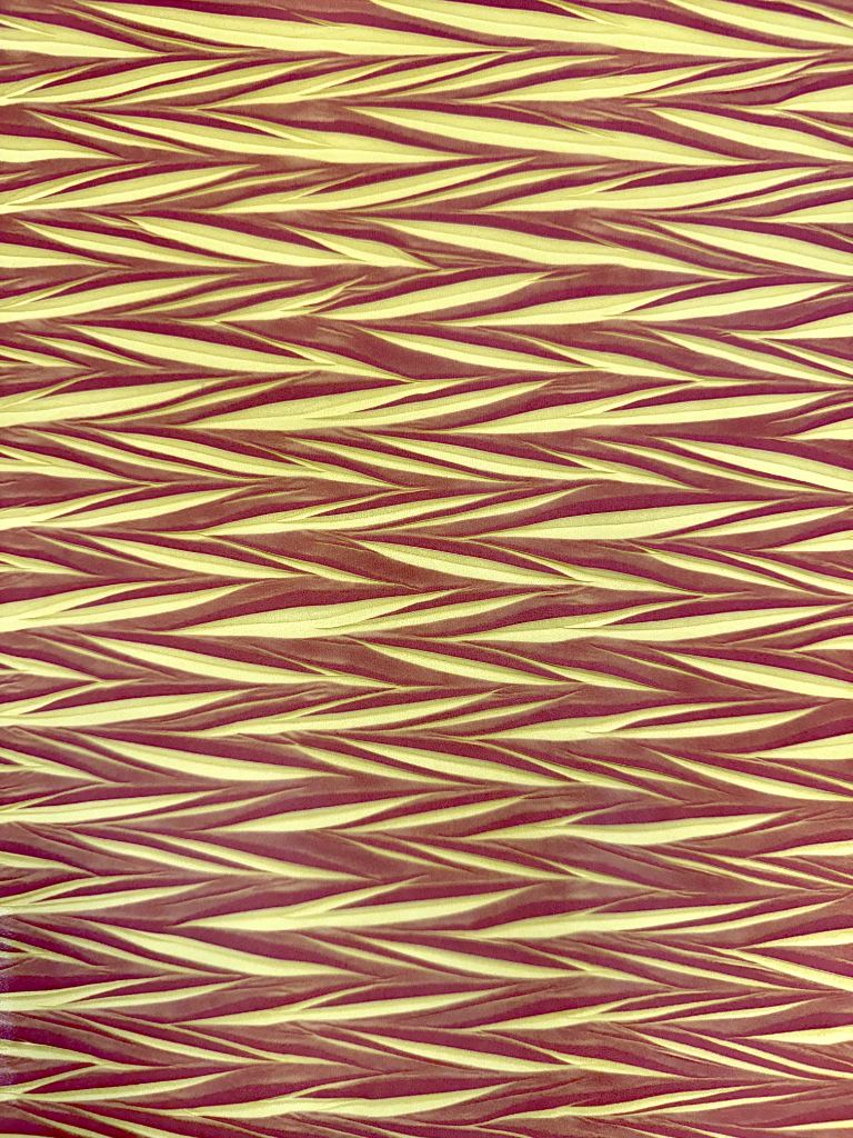 Stampa sublimatica geometrica giallo e bordeaux, pattern a spiga intrecciata su tessuto