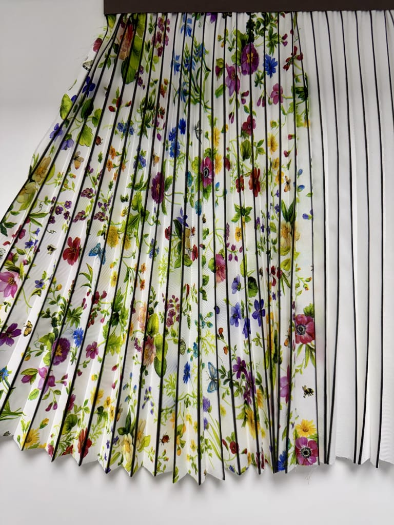 Plissé Soleil su tessuto bianco a fiori, plissettatura su tessuto stampato
