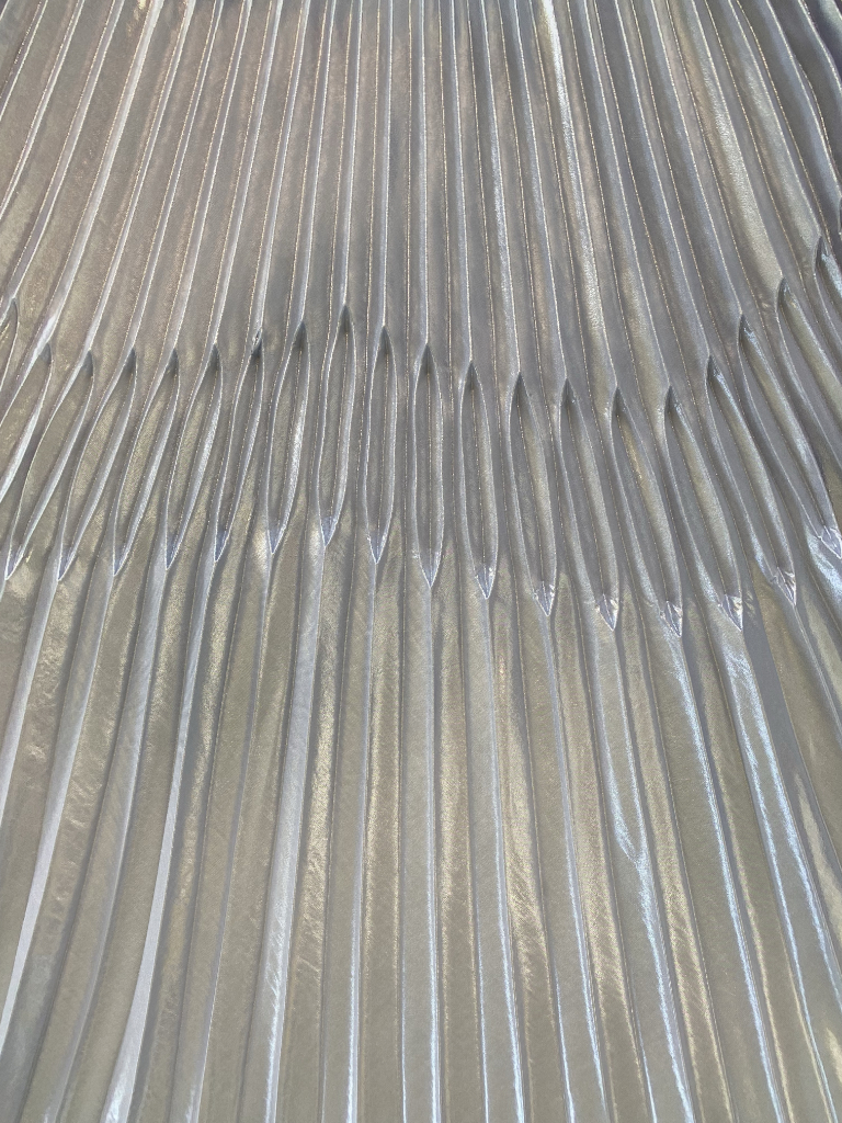 Plissé speciale effetto metallico con pieghe orizzontali, effetto tridimensionale su tessuto tecnico