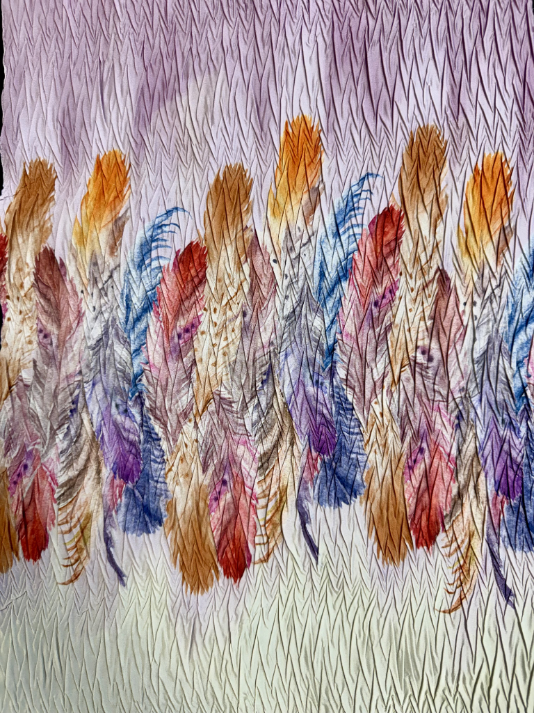 Stropicciatura su tessuto stampato piume multicolore, lavorazione di stropicciatura verticale su tessuto in fantasia