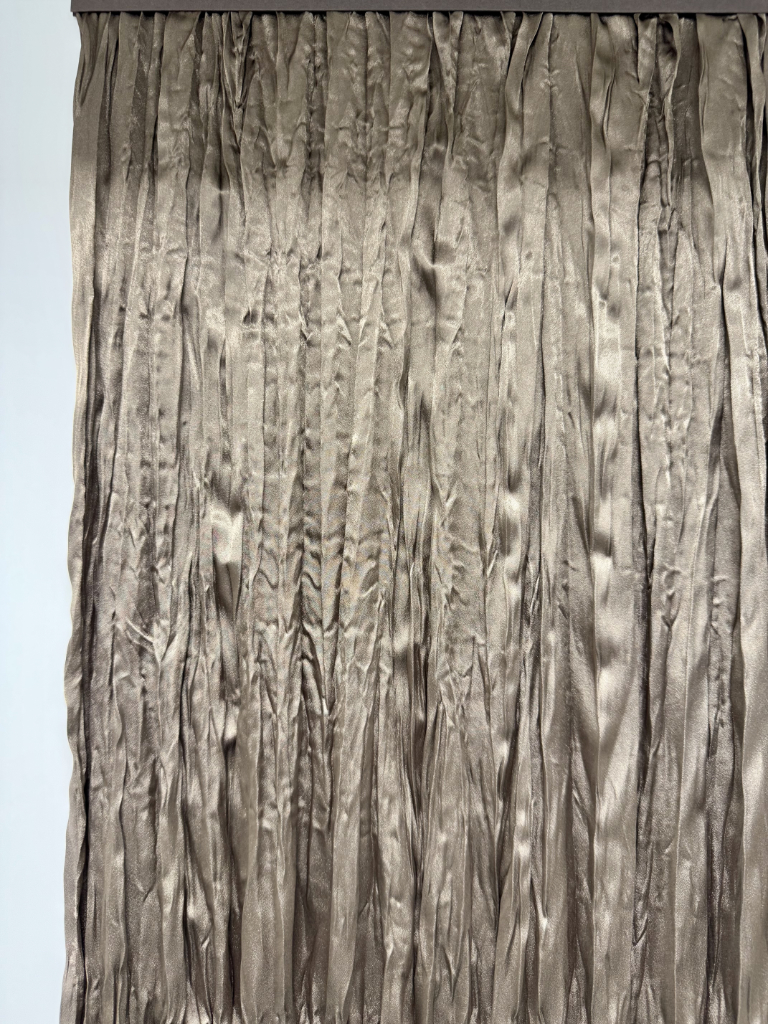 Stropicciatura tessuto beige con onde verticali, effetto tridimensionale naturale 
