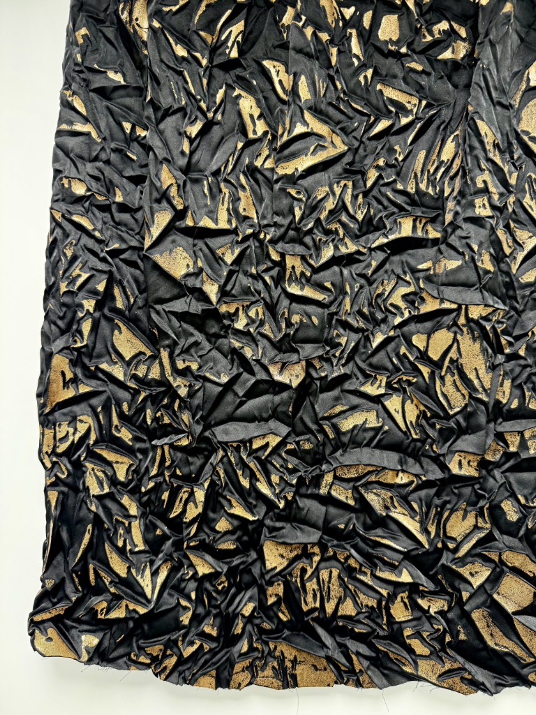 Stampa sublimatica oro e nero su tessuto stropicciato, effetto tridimensionale scultoreo